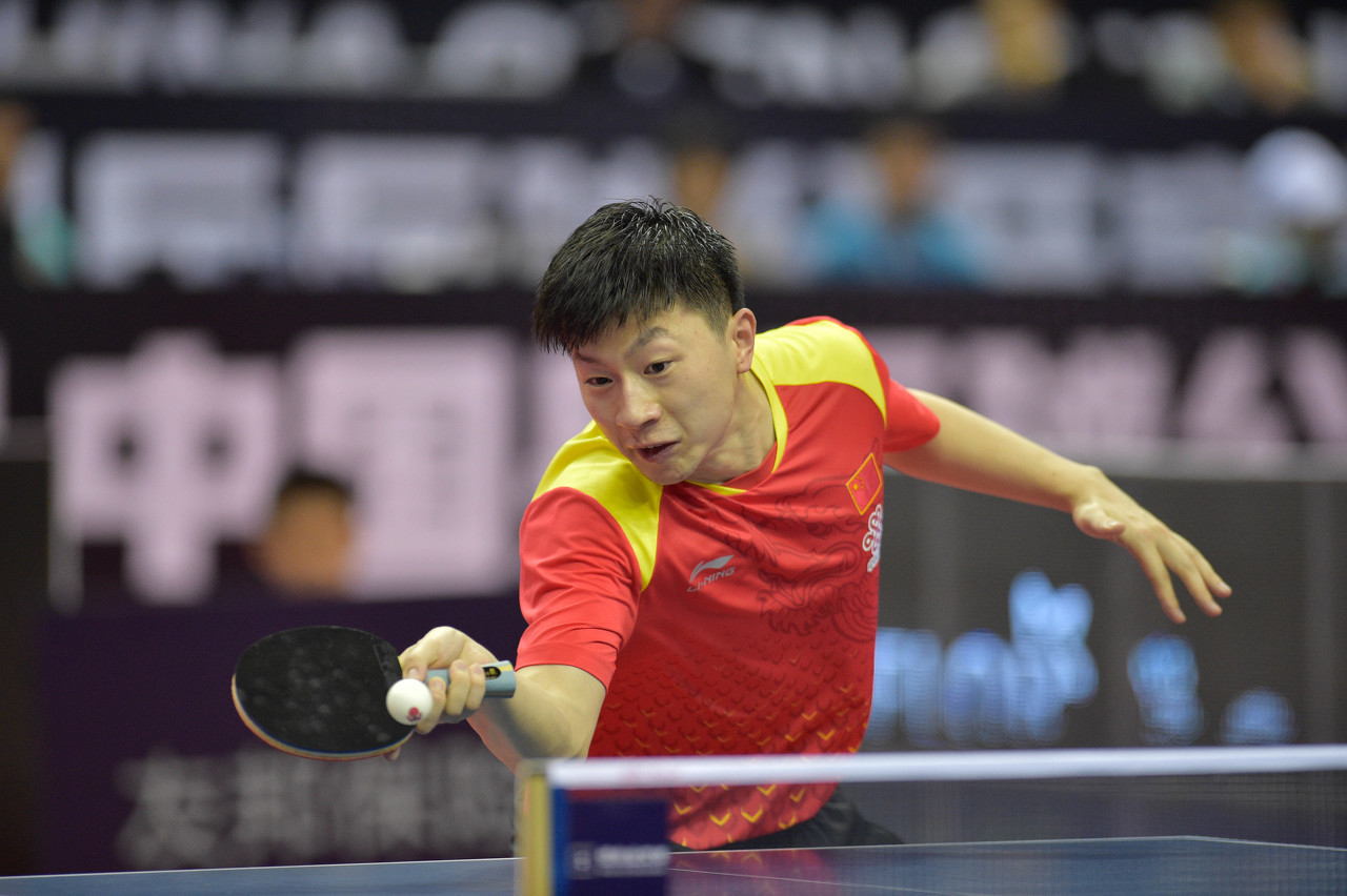 看台观众从抬手庆祝到，抱头遗憾只在一瞬间