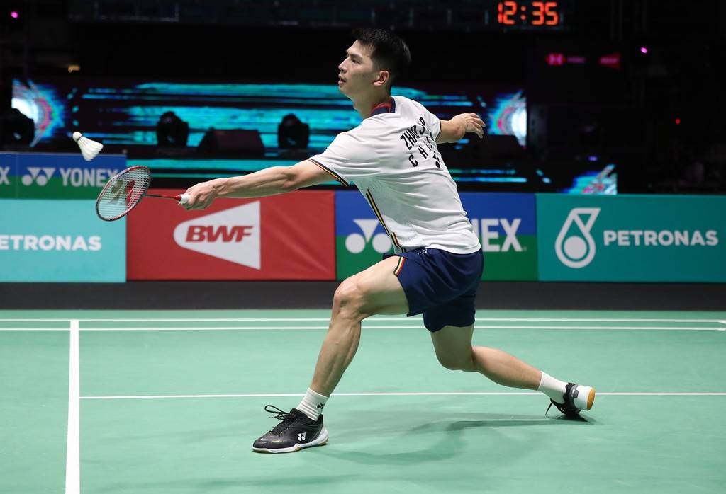 穆里尼奥独自一人登机离开伊斯坦布尔，背影有点落寞