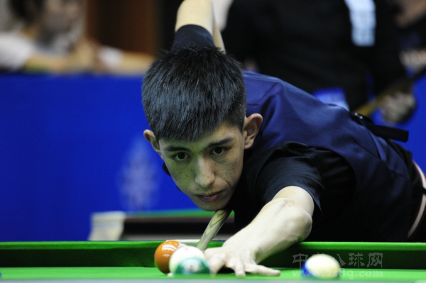 法兰克福客胜后球迷区突发火情，还有球迷从高处坠落后被送医